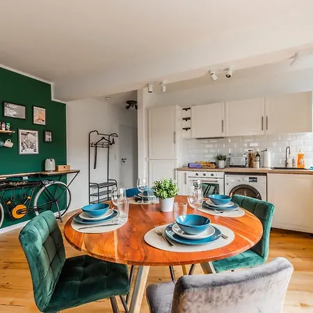 Klassen - Exklusives - Zentral Und 4km Zur Messe -kingsizebett Apartment